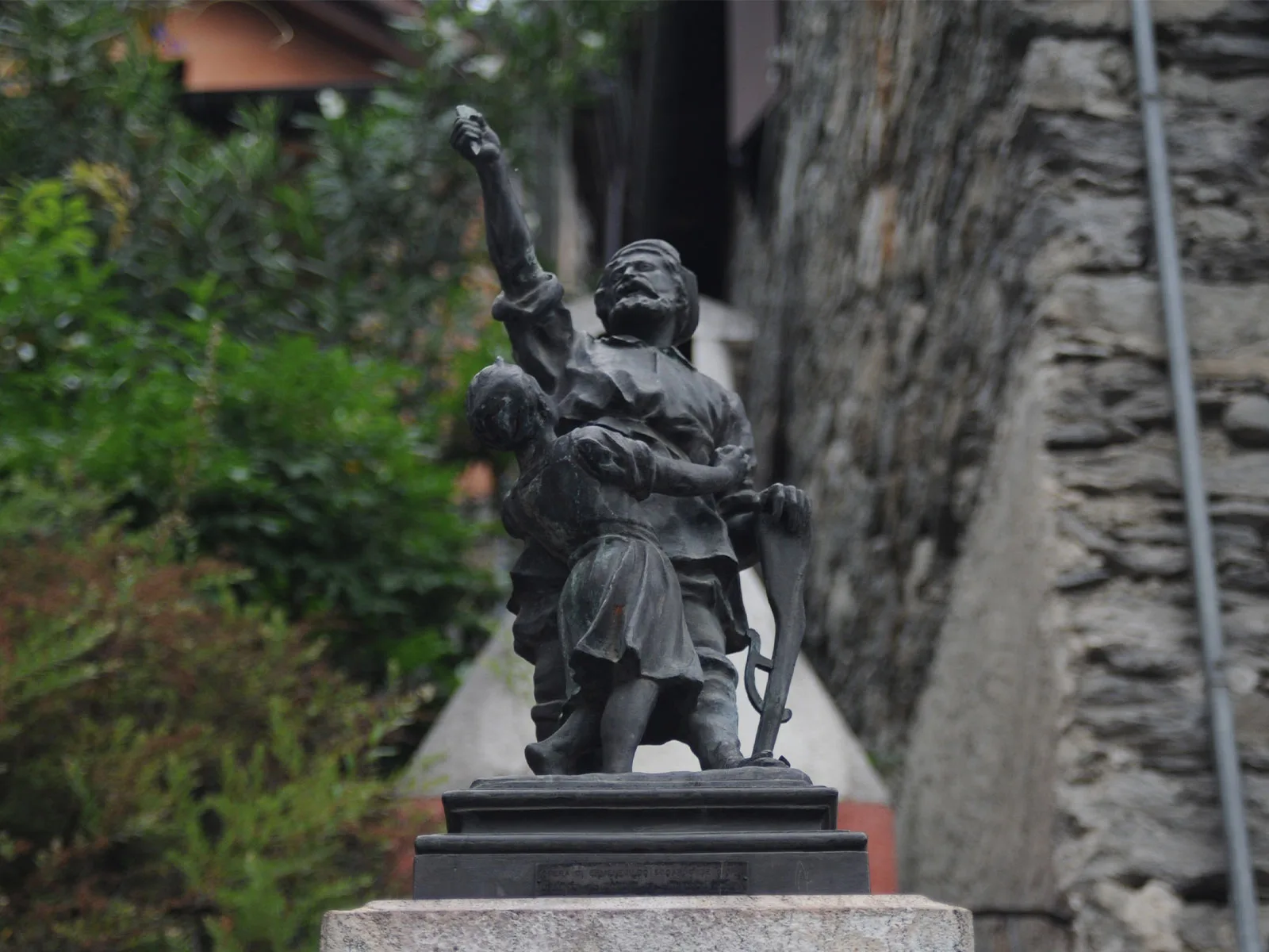 Tell-Figur auf dem Dorfbrunnen von Loco im Onsernonetal. Geschaffen von Ermenegildo Degiorgi-Peverada um 1896.