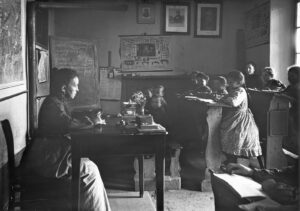 Au Tessin, les dialectes étaient interdits à l’école. C’est l’italien qui était enseigné. Une salle de classe tessinoise vers 1920. Photographie de Rudolf Zinggeler-Danioth.