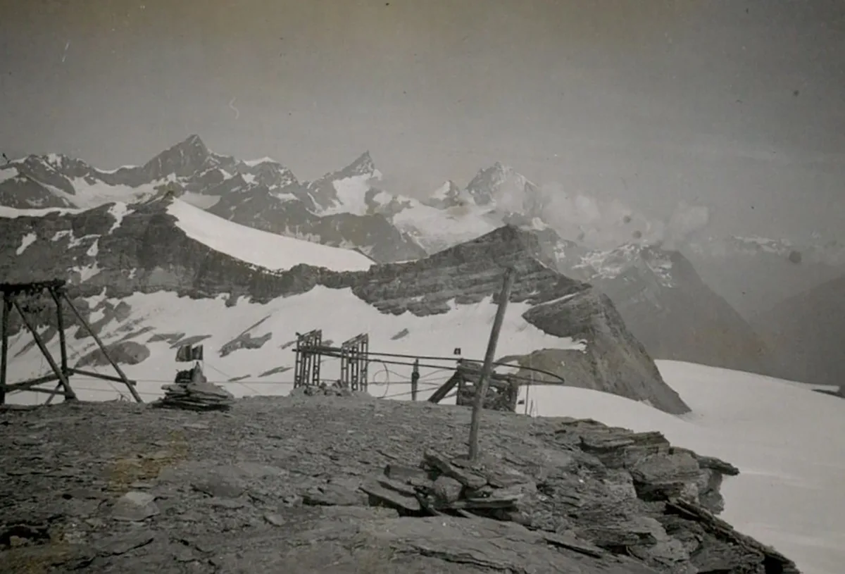 Leitungsmasten (links) und Hilfsbahn (Mitte): Die «wild» errichteten Bauten auf der Testa Grigia, aufgenommen im August 1937.