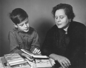 Lisa Tetzner mit einem jungen Leser.