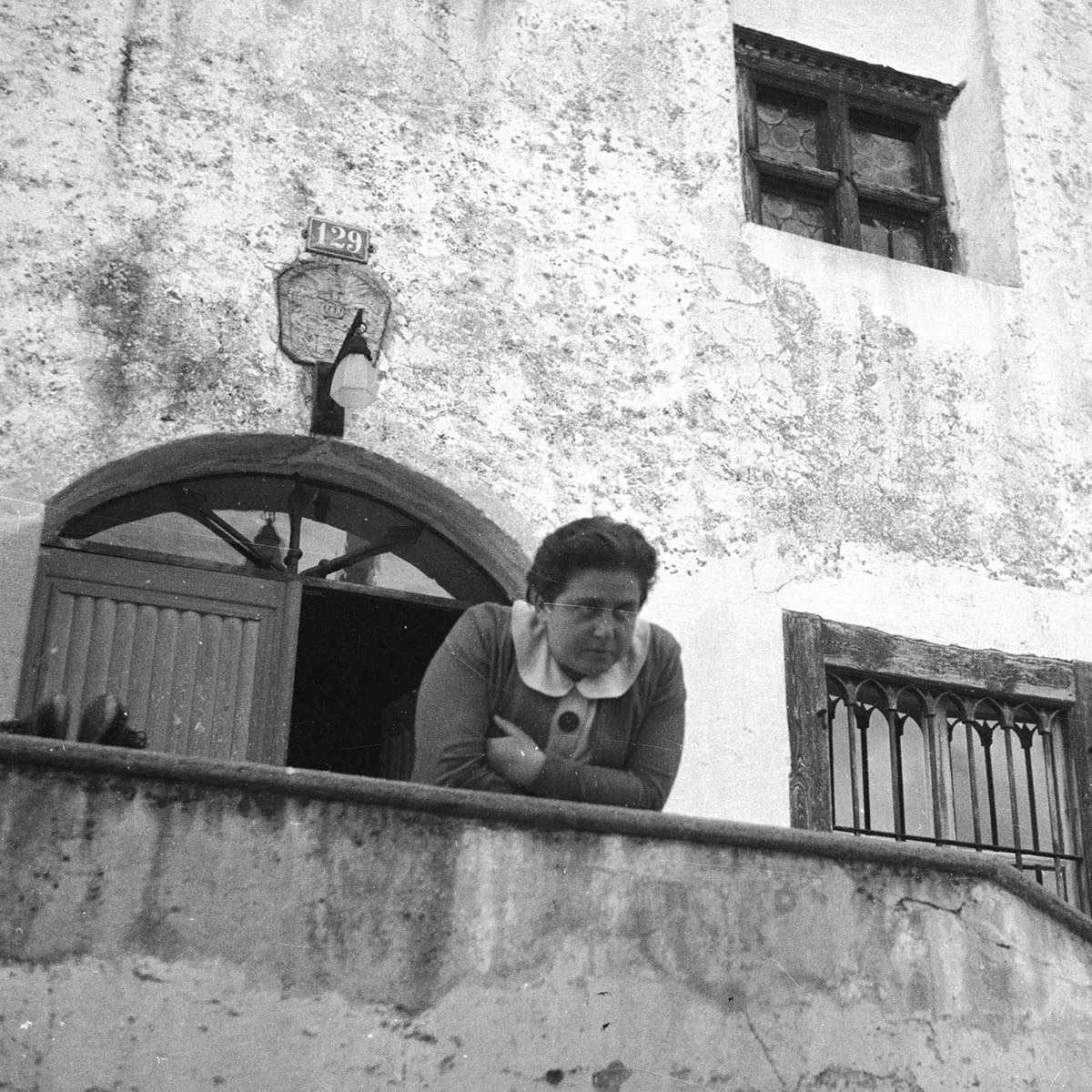 Therese Giehse vor der Chesa Salis in Segl, 1936. Aufgenommen wurde sie von Annemarie Schwarzenbach.