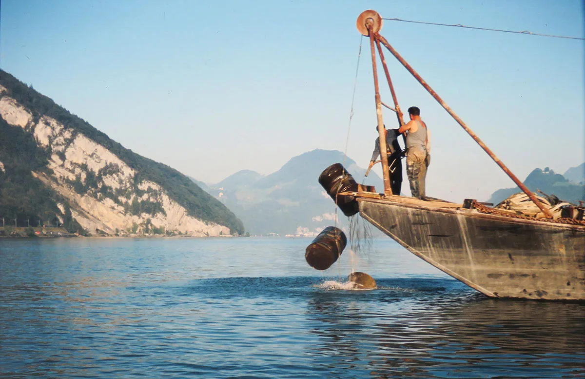 Bergung von Lebensmittelfässern aus dem Alpnachersee in den 1960er-Jahren.