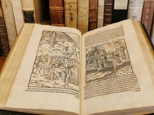 Blick in die geöffnete lateinische Erstausgabe von «De re metallica» von 1556.