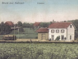 Début janvier 1918, le village bernois de Kallnach est bombardé. Cette carte postale datant de 1915 montre la gare à proximité de laquelle les bombes ont explosé.