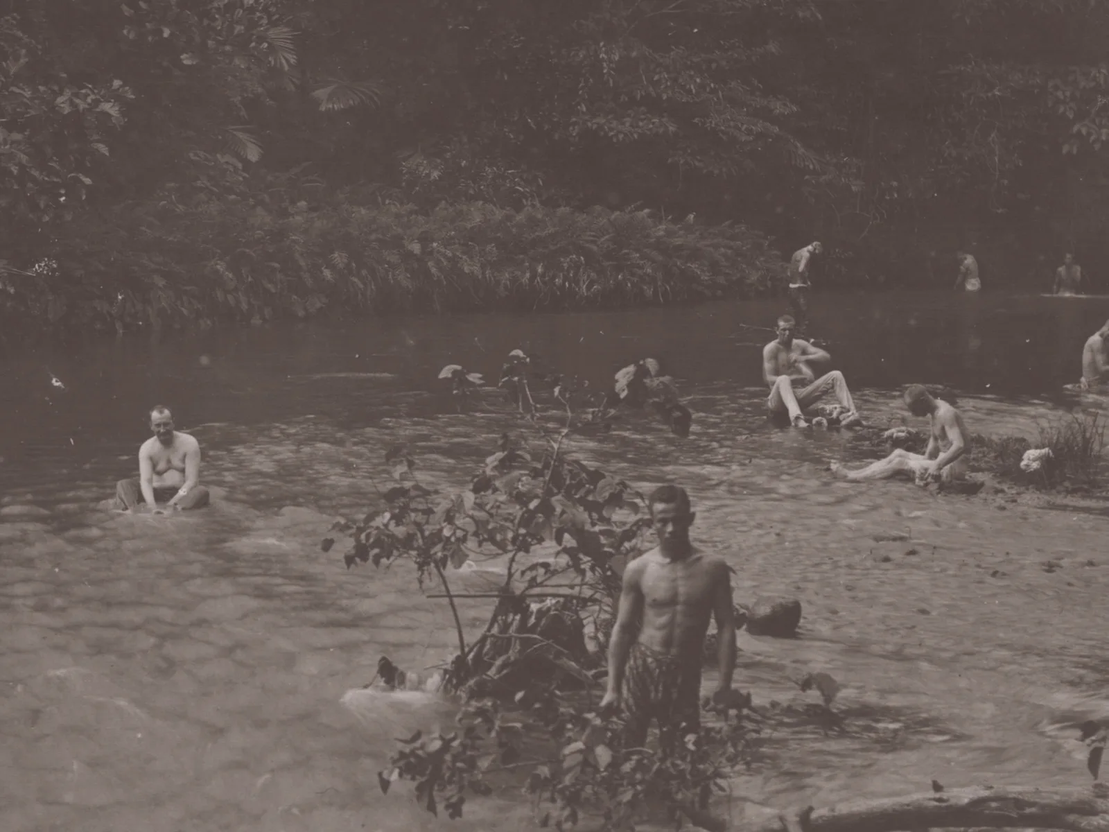 Soldaten der niederländischen Kolonialarmee waschen sich im Fluss Aceh. (Aufnahme zwischen 1900-1910).