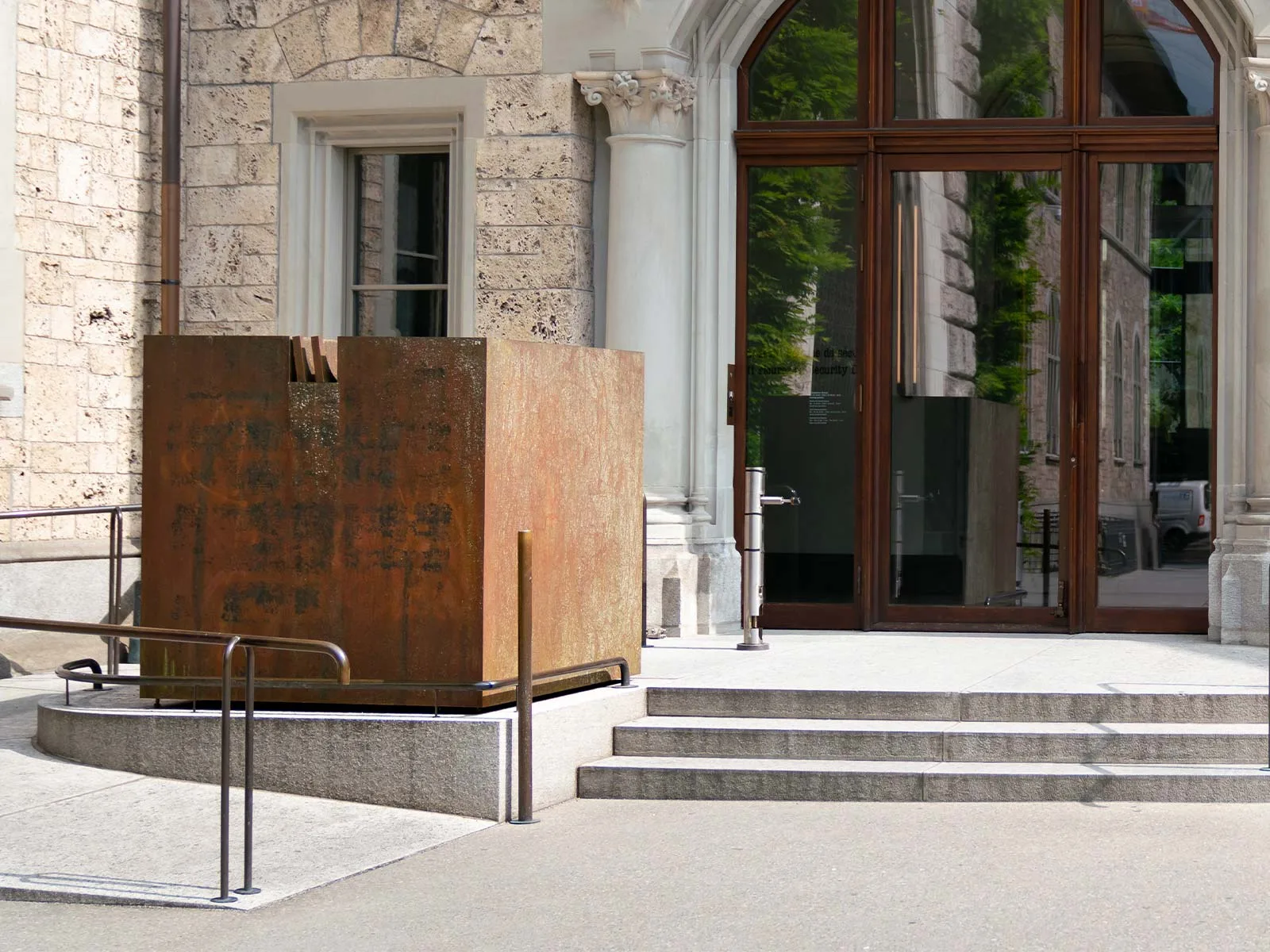 Schang Hutters Skulptur vor dem Landesmuseum in Zürich.