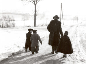 Alfred Siegfried, Leiter des Hilfswerk «Kinder der Landstrasse» unterwegs mit drei Buben, 1953.