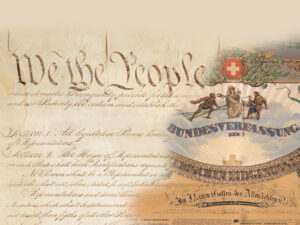 Die Verfassung der Vereinigten Staaten von Amerika mit ihrer berühmten Präambel «We the People» (links) und ein Ausschnitt aus der Schweizerischen Bundesverfassung von 1848.
