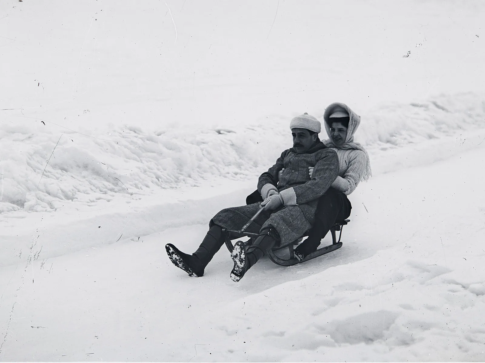 Unterhaltungsprogramm für die Touristen: Schlitteln in St. Moritz, um 1900.