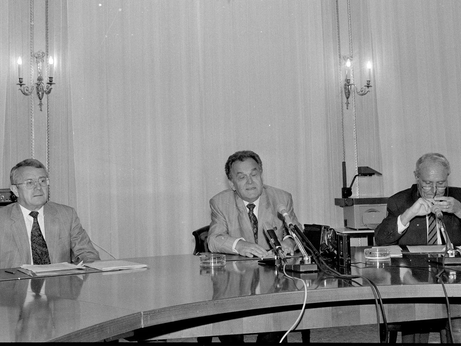 1994 musste der Bundesrat, hier Arnold Koller, Otto Stich und Flavio Cotti (von links) an der Abstimmungsurne Einiges einstecken.