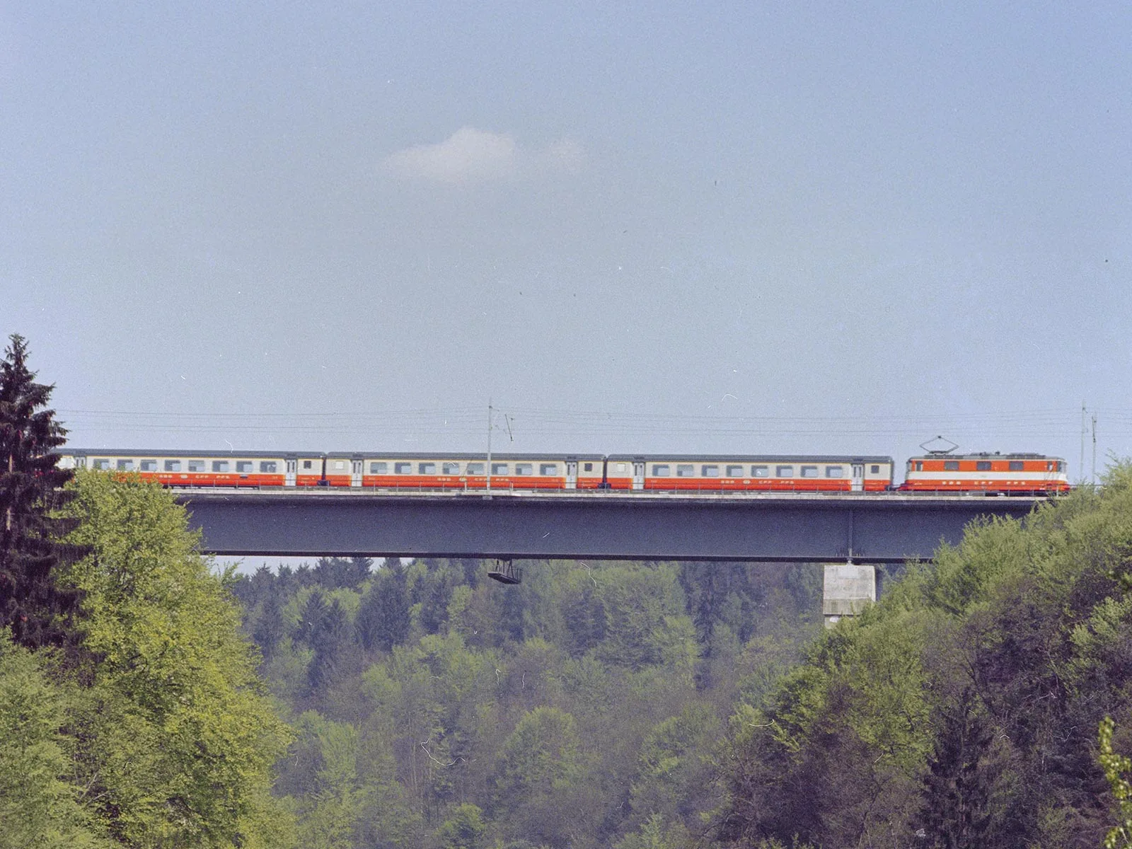 Der Swiss Express überquert die Reussbrücke auf der Heitersberglinie.