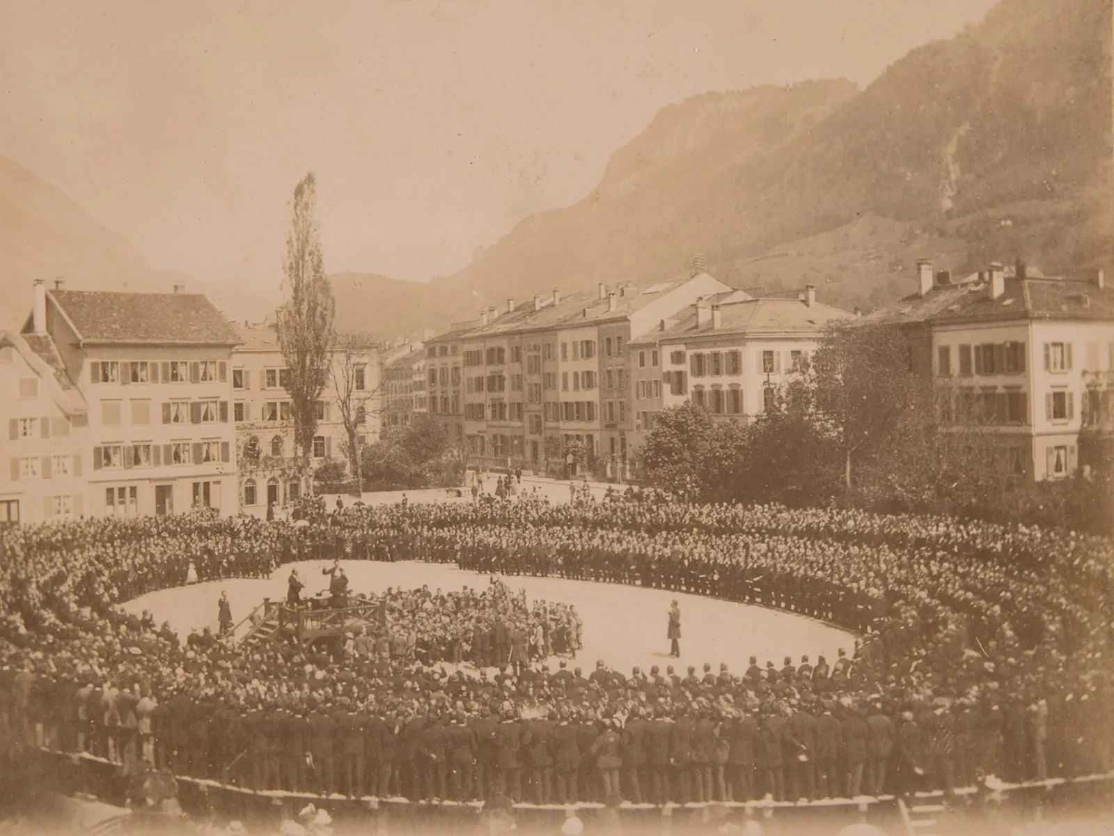Landsgemeinde in Glarus, wahrscheinlich Ende des 19. Jahrhunderts fotografiert.