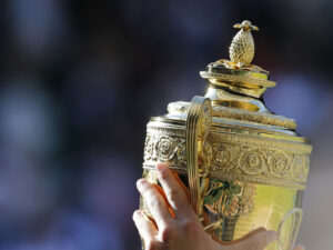 Wimbledon-Pokal nach dem Sieg von Novak Djokovic gegen Roger Federer, London, 2014.