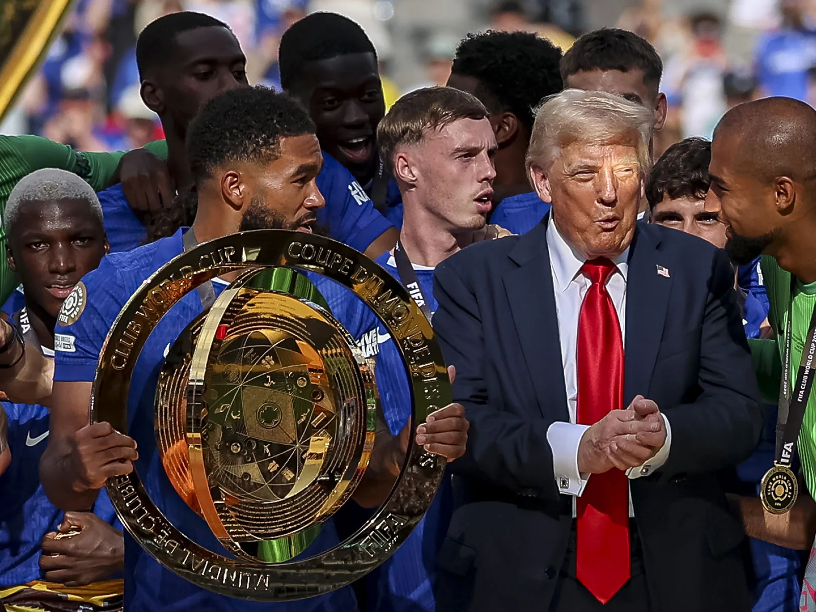 Chelsea gewann im Juli 2025 die Klub-WM. Bei der Pokalübergabe stahl ihnen jedoch US-Präsident Donald Trump, der die Bühne partout nicht verlassen wollte, die Show.