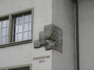 Il reste aujourd’hui encore des traces de la guerre des bâtons dans la vieille ville de Berne. Impact d’un boulet de canon tiré au cours du siège de Berne.