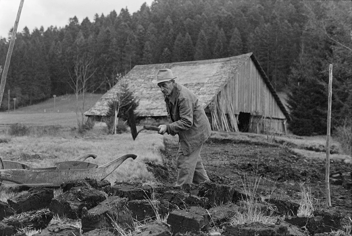 Mann beim Torfstechen in Schwarzenegg, Reportagebild von Hans Ruedi Bramaz, 1977.