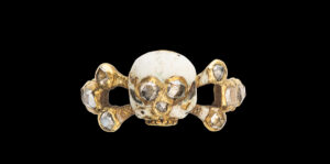 Facettierte Diamanten bilden die Augen und die Nase des Totenkopfes dieses Verlobungs- oder Eherings. Das Stück stammt aus den Jahren 1700-1710.