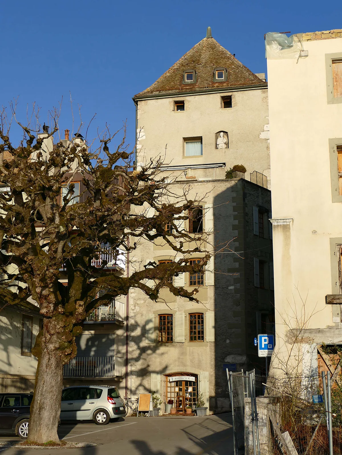 Im oberen Bereich der Tour César in Nyon ist rechts vom zentralen Fenster das Attis-Relief zu erkennen.