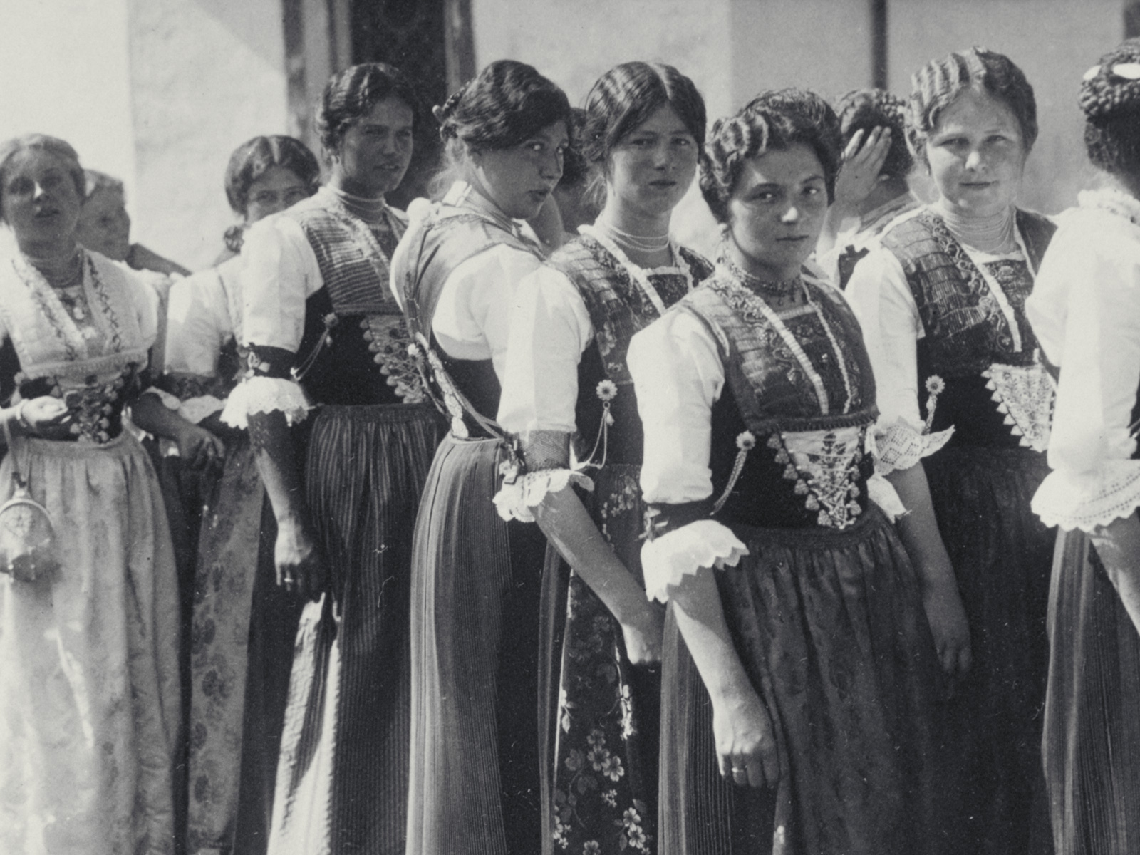 Swiss History – Traditional costume makes a comeback