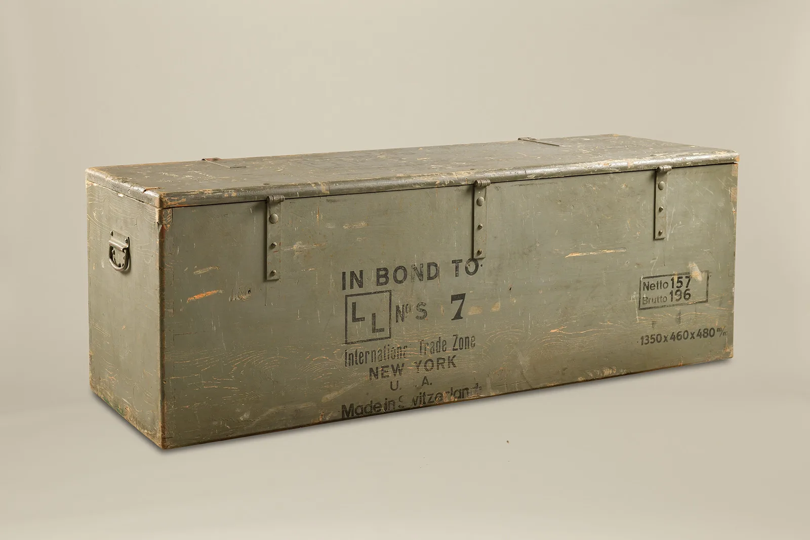 Caisse de transport portant une adresse de livraison à New York, qui devait être acheminée vers les États-Unis en 1951. La caisse contenait une arquebuse antichars, ses accessoires, ainsi qu’un affût à roues.