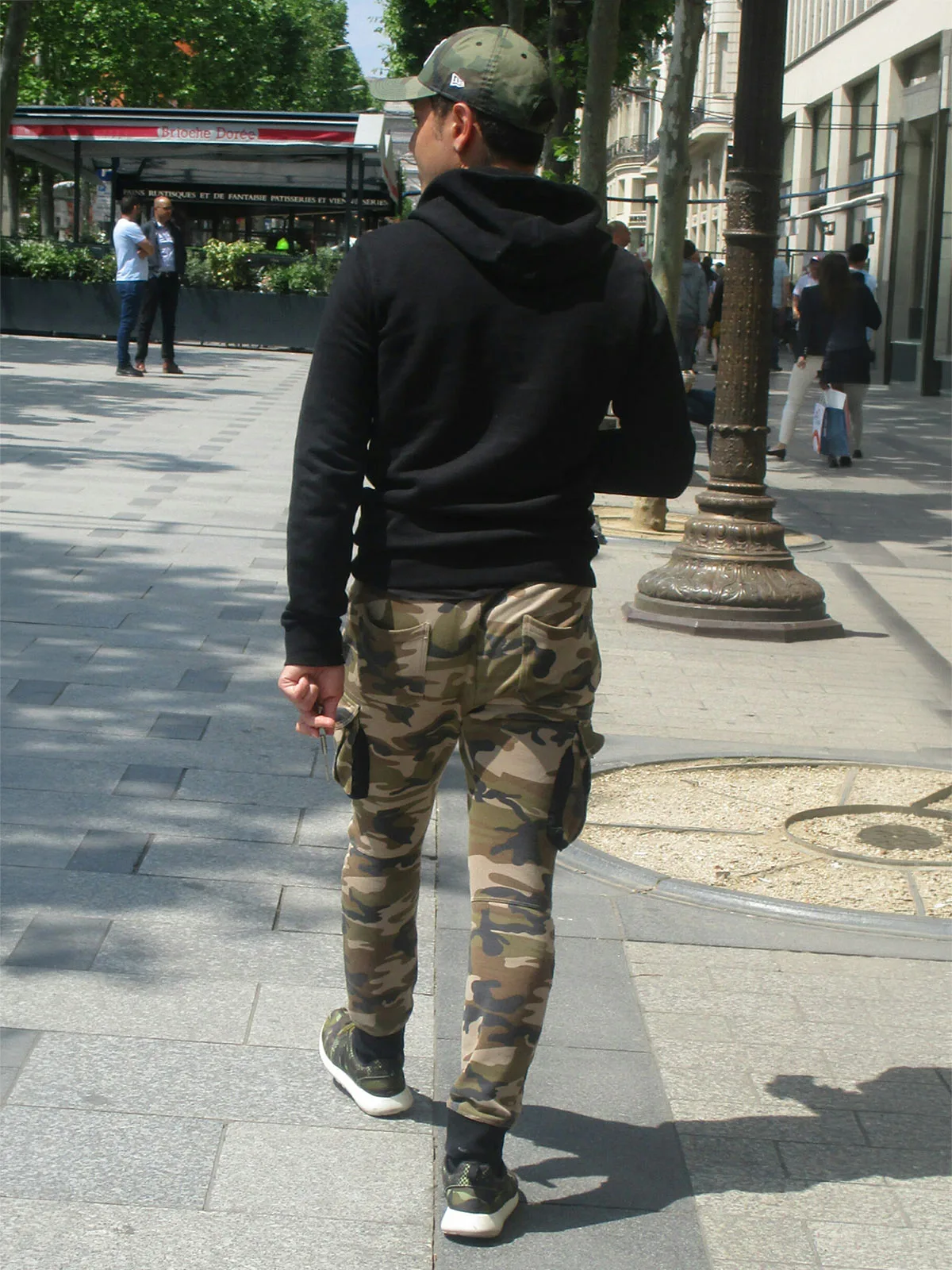 Camouflage als Streetwear: Was im militärischen Kontext der Tarnung dient, wird im urbanen Alltag zum auffälligen Stilmittel.