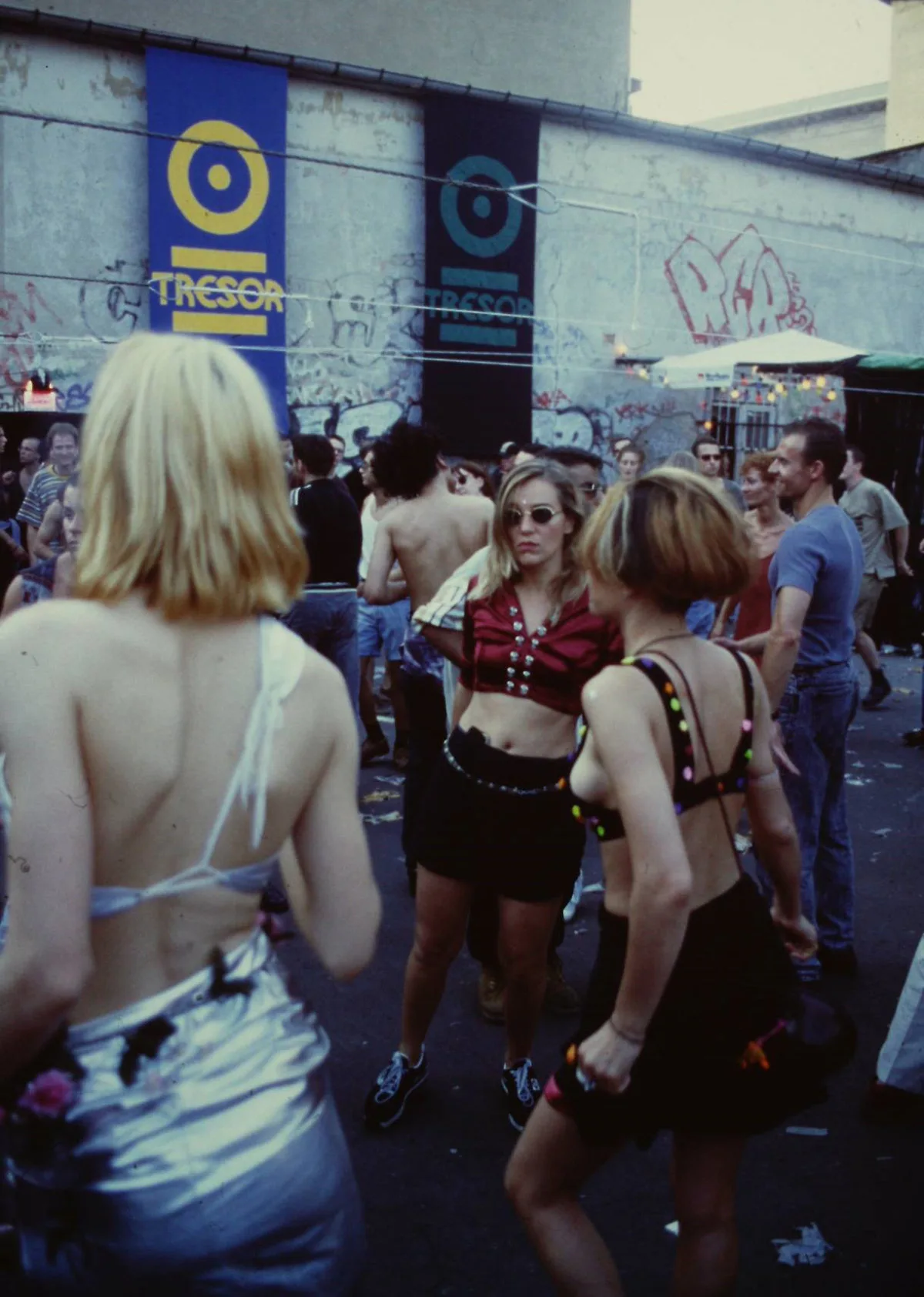 Vor dem Tresor Club, um 199X.