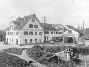 Gebäude der «Fabrik elektrischer Fahrzeuge A. Tribelhorn» in Feldbach ZH, um 1910.