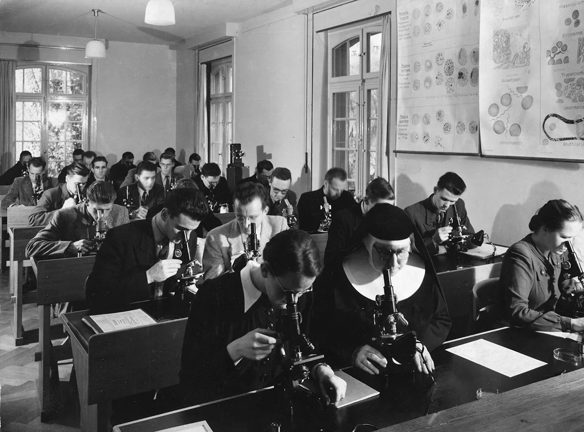 Vue de l’amphithéâtre de l’établissement de formation. Un cours général sur les tropiques y est dispensé en 1947.