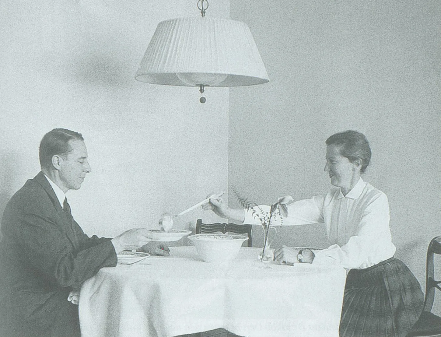 Das Ehepaar Tschudi bei Tisch – die traditionelle Szenerie steht im starken Gegensatz zu ihren beruflichen Laufbahnen.