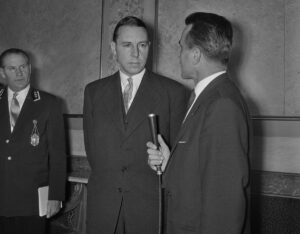 Hans-Peter Tschudi beim Interview nach seiner Wahl zum Bundesrat 1959.