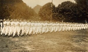 Marche synchronisée lors de la fête cantonale de gymnastique de Soleure à Olten en 1921.