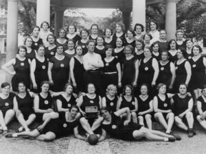 Gym shorts as a symbol of equality: gymnasts at the SATUS Wiedikon in the 1930s.