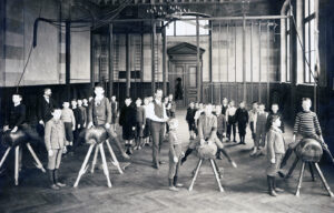 Turnstunde in einem Basler Gymnasium, 1897.