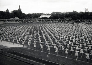 Démonstration de gymnastique de la SATUS de Bâle en juin 1944. Dans le contexte de la défense spirituelle, les gymnastes portent de nouveau des jupes et non plus des shorts.