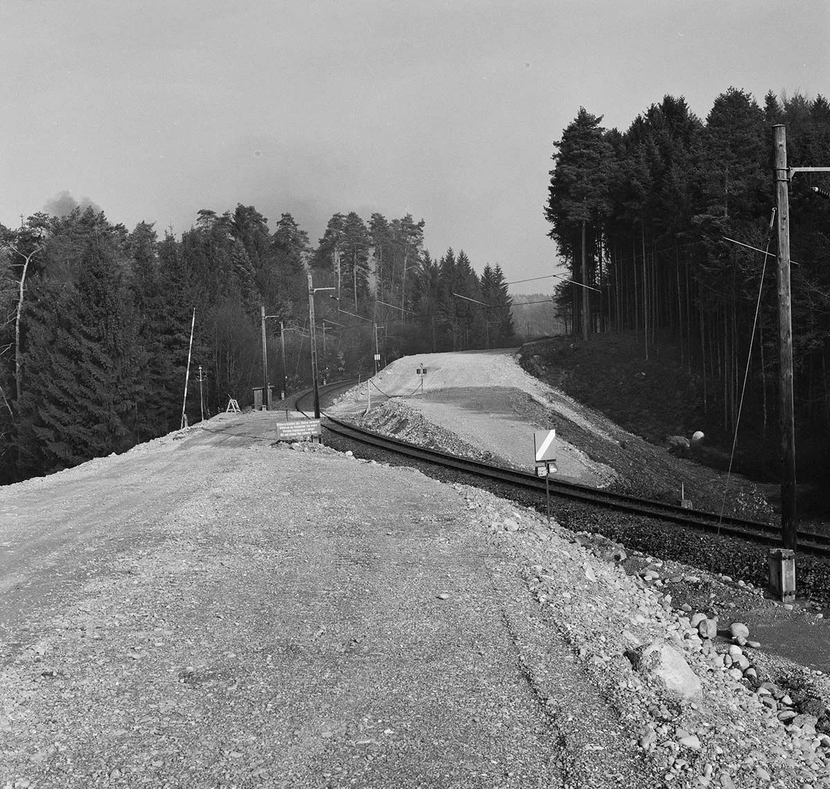 Für die neue Linie wurde das alte Trasse der Nationalbahn von 1877 überbaut.