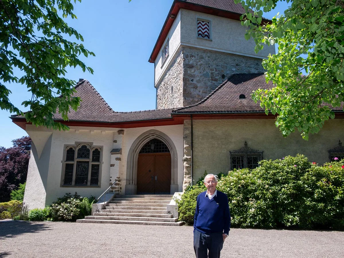 Zeitzeuge Ueli Huber vor dem wieder aufgebauten Schloss Wyden in Ossingen.