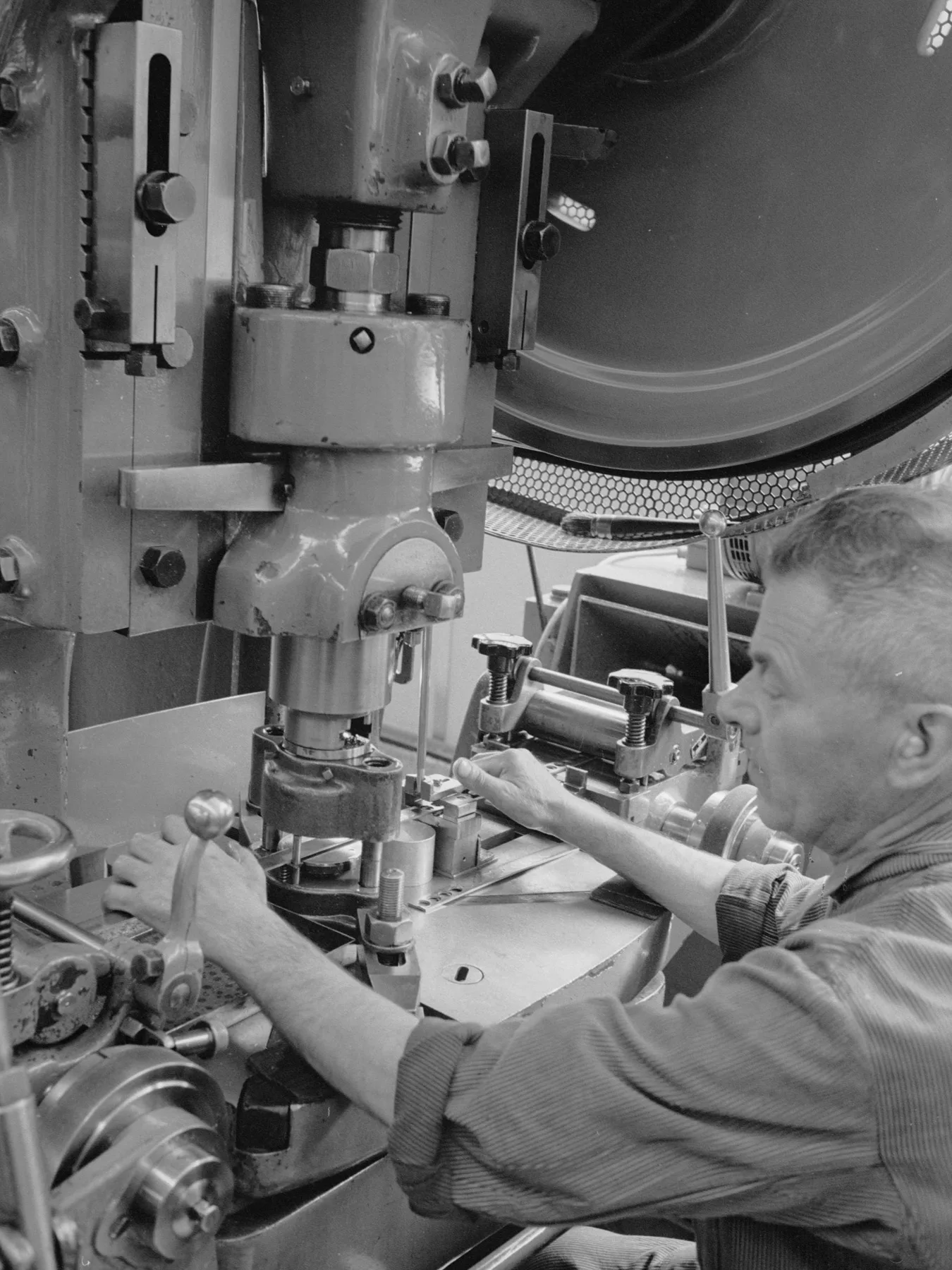 Die Arbeit in den Uhrenfabriken war oft eintönig, körperlich anspruchsvoll und nicht ohne Risiken. Aufnahmen aus der Uhrenfabrik Eterna, 1965.