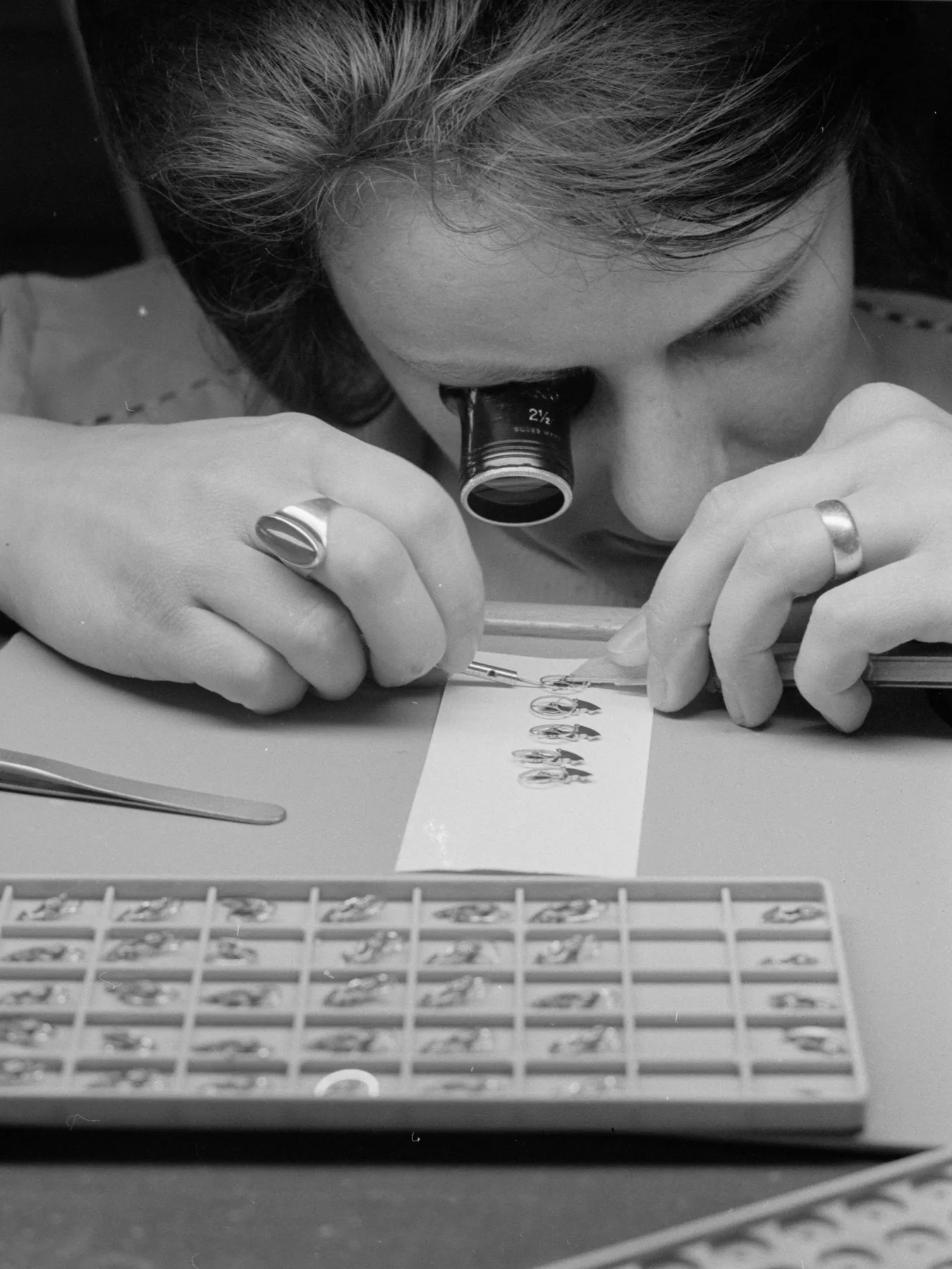 Die Arbeit in den Uhrenfabriken war oft eintönig, körperlich anspruchsvoll und nicht ohne Risiken. Aufnahmen aus der Uhrenfabrik Eterna, 1965.