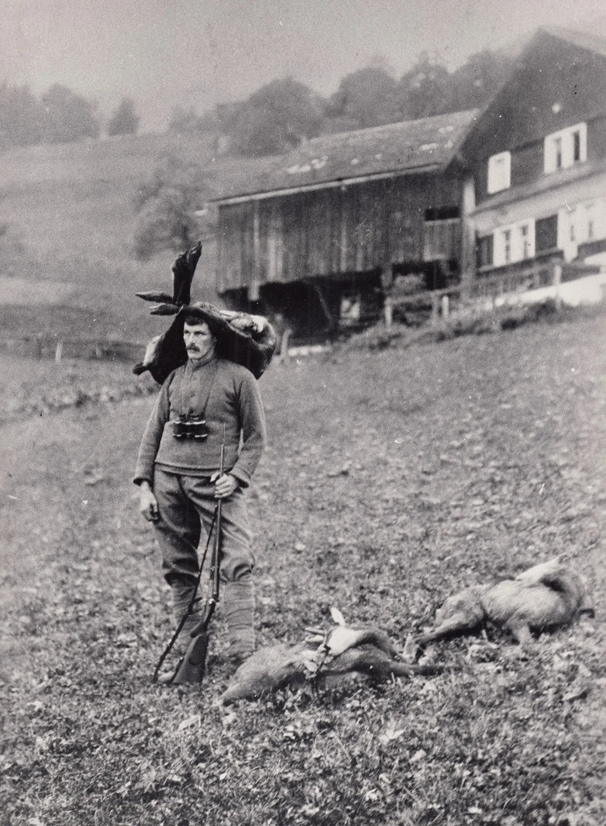 Ulrich Gantenbein mit erlegtem Wild vor dem Haus «Sandbühel», undatierte Fotografie.
