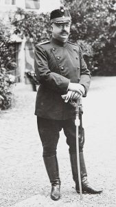 Ganzkörperporträt von Korpskommandant Ulrich Wille in Feldmeilen, aufgenommen vor 1914.