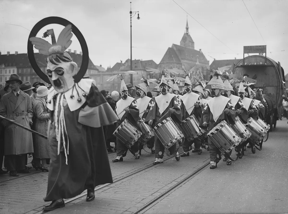 Provokanter Auftritt der Alten Stainlemer an der Basler Fasnacht 1933.