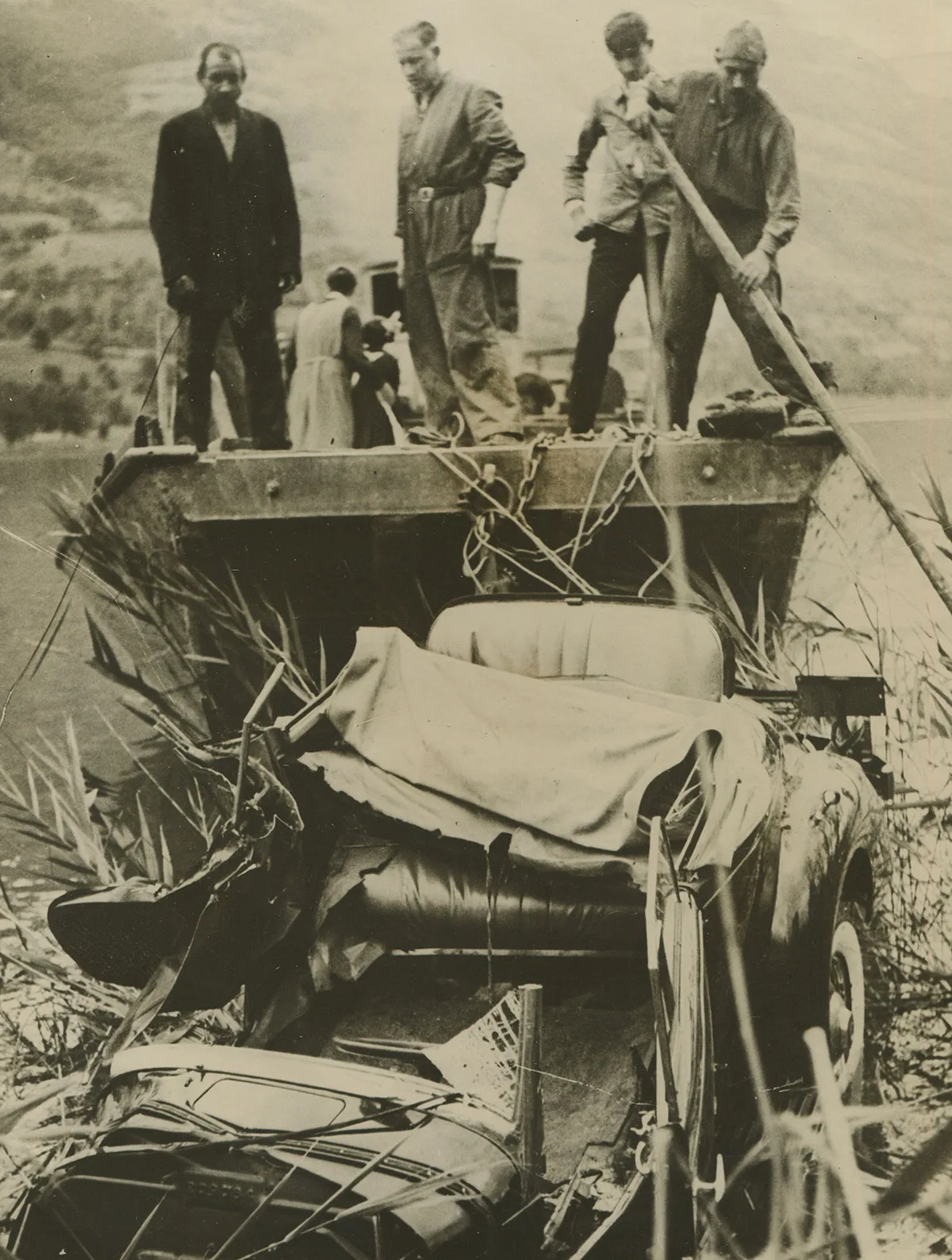 Das Auto ist halb im Vierwaldstättersee versunken. Originalbild von Willy Rogg.