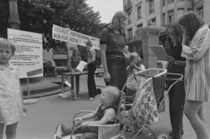 Unterschriftensammlung für Volksinitiative «Straflosigkeit der Schwangerschaftsunterbrechung», 1971.