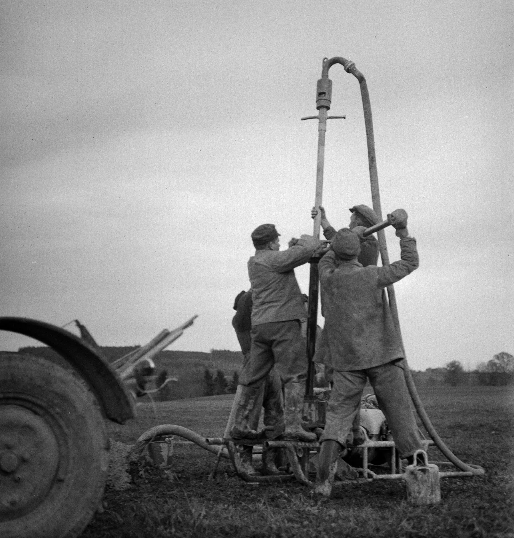 In der Schweiz wurden in verschiedenen Orten die Gesteinsschichten untersucht, um mögliche Erdölvorkommen zu finden. Das Foto zeigt eine solche Untersuchung im Waadtland zwischen Sottens und Boulens im Jahr 1952.