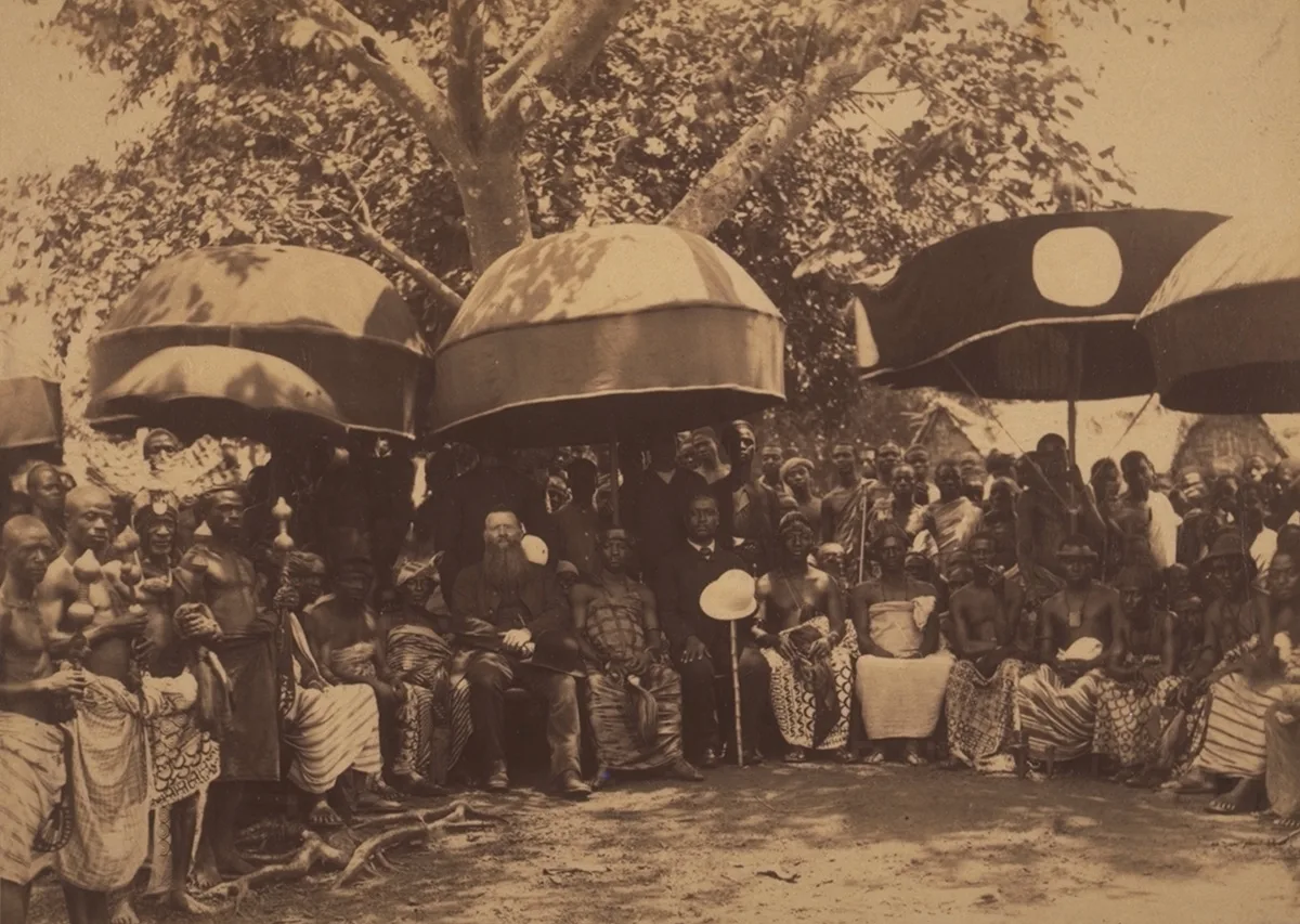 Unterzeichnung des britischen Protektoratsvertrags mit Kwawu im Beisein von District Commissioner Dr. Smith, einem Krio aus Sierra Leone, und Fritz Ramseyer.