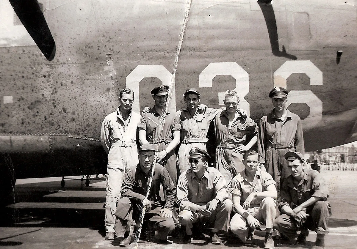 Eine normale B-24-Crew bestand aus neun bis zehn Männern. Im Bild die Besatzung der Mary Harriet, welche im Juli 1944 im Appenzellerland abstürzte. Dabei kam einer der Amerikaner ums Leben.