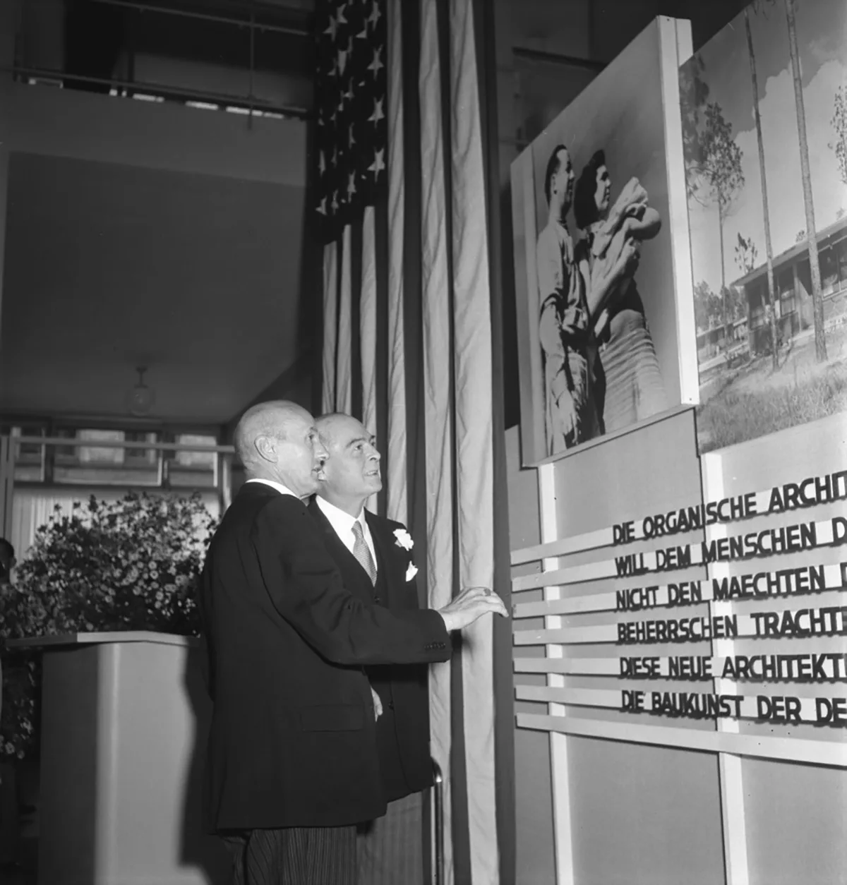 Philipp Etter und Leland B. Harrison, US-Gesandter in der Schweiz, bei der Eröffnung der Ausstellung «USA baut» im Kunstgewerbemuseum in Zürich im September 1945.