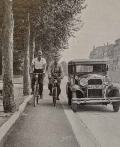 Voie cyclable à double sens sur le Spalenring de Bâle, vers 1935.