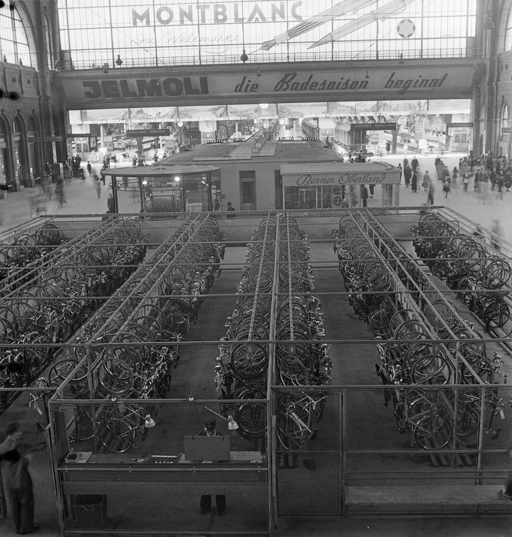 Veloparkplatz in der Halle des Hauptbahnhofs Zürich, um 1944.