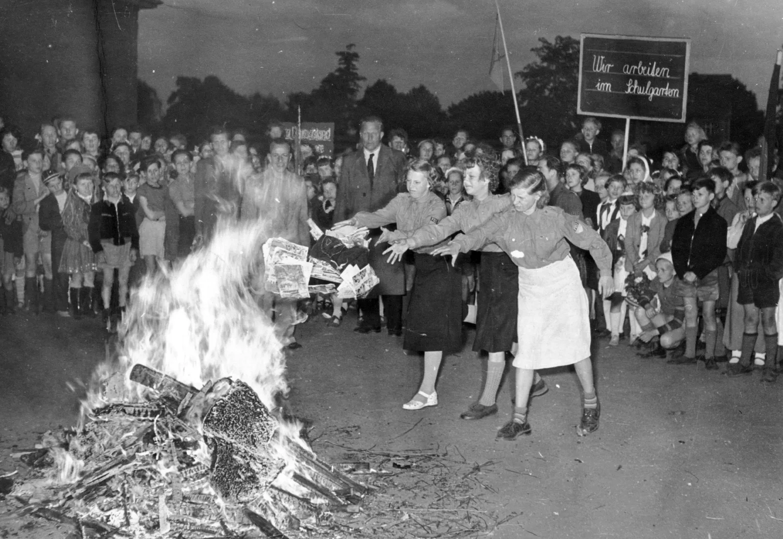 Auch in der DDR gab es Aktionen zur Verbrennung von «Schundliteratur», wie hier am 2. Juni 1955 in Berlin anlässlich des Internationalen Kindertages.